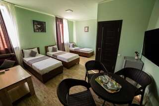 Отель Alex Hotel Ереван Четырехместный номер с ванной комнатой-3