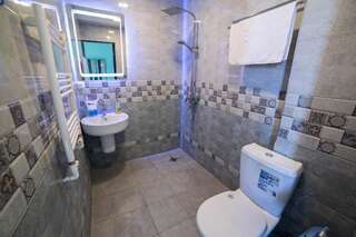 Отель Alex Hotel Ереван Четырехместный номер с ванной комнатой-7
