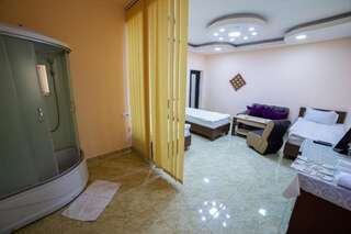 Отель Alex Hotel Ереван Четырехместный номер с ванной комнатой-13