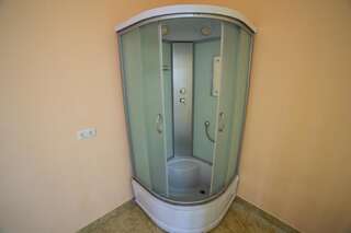 Отель Alex Hotel Ереван Четырехместный номер с ванной комнатой-15
